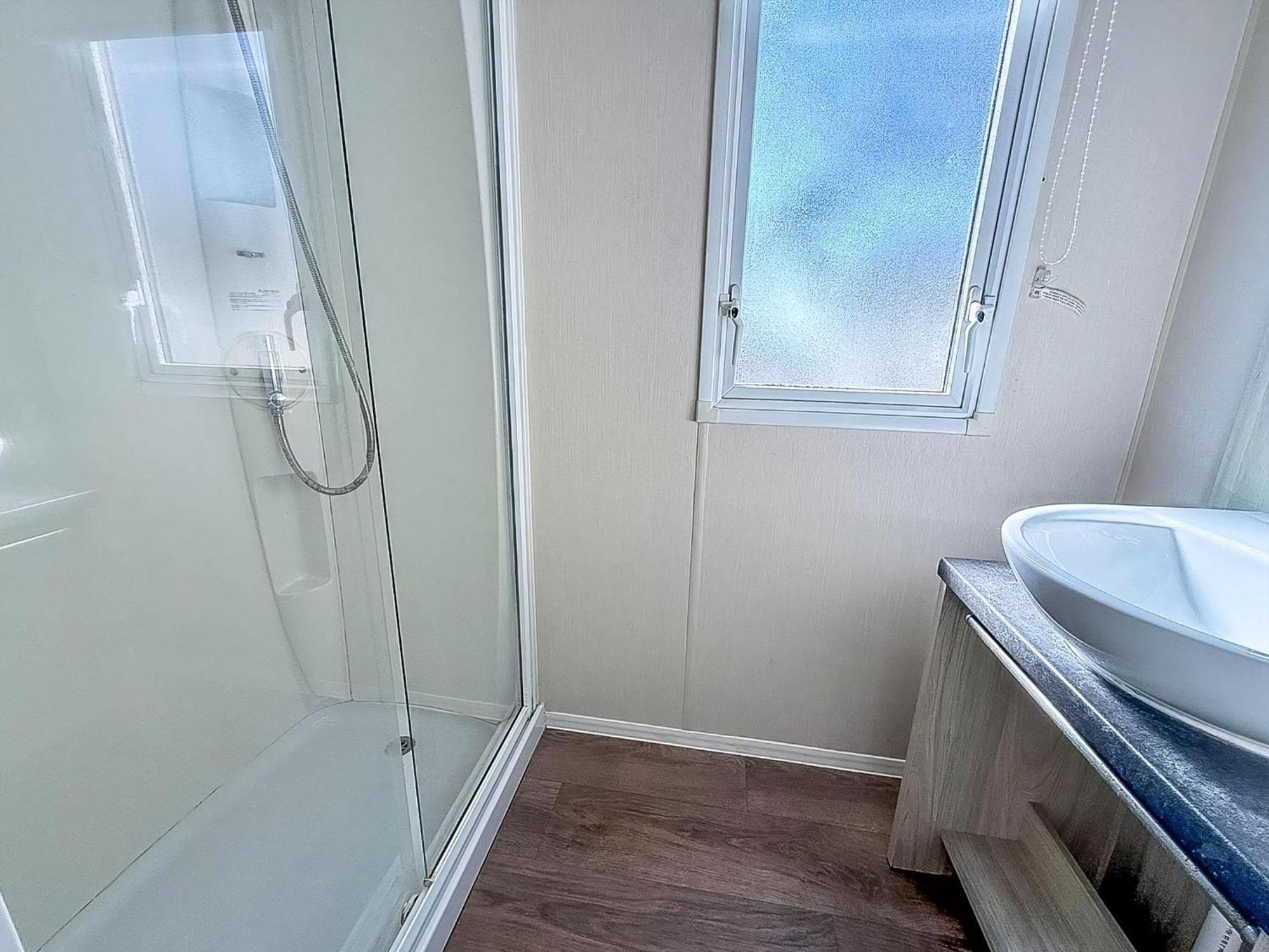 8 Berth Caravan For Hire At St Osyth Beach Ref 28047R Clacton-on-Sea Exterior photo